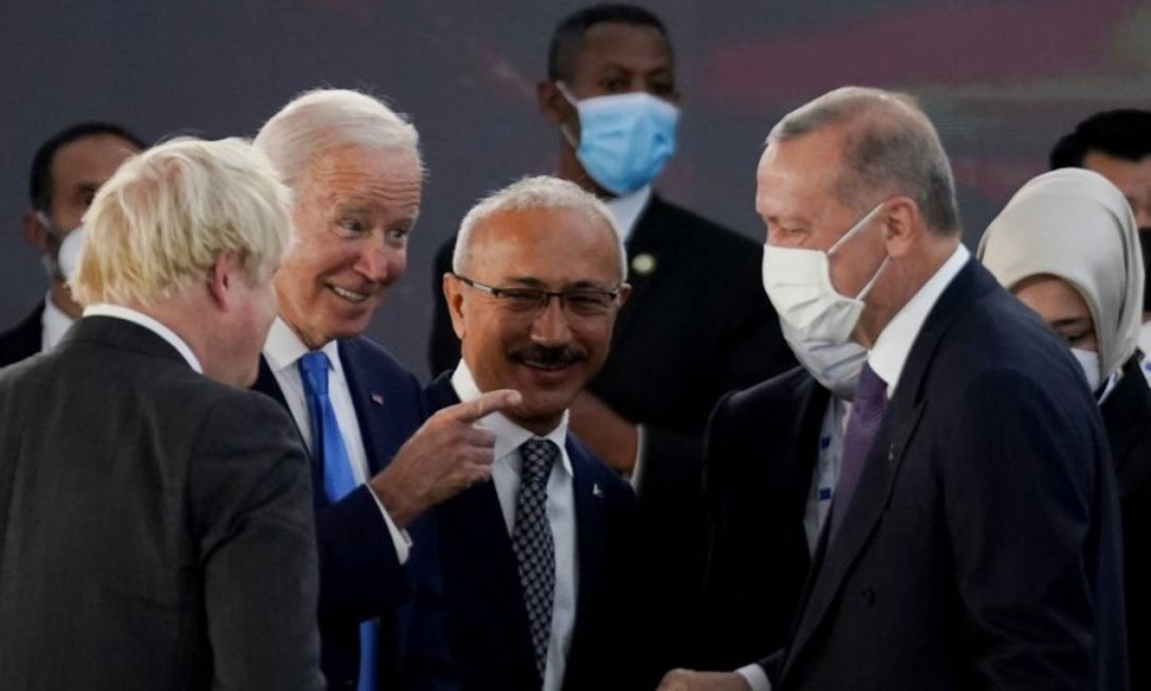 O presidente dos EUA, Joe Biden, conversa com o presidente da Turquia, Tayyip Erdogan, e com o primeiro-ministro da Grã-Bretanha, Boris Johnson Foto: KEVIN LAMARQUE / REUTERS