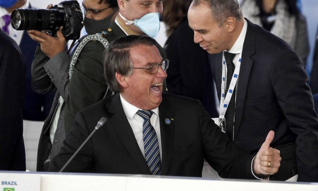 Bolsonaro, durante reunião na cúpula dos líderes do G20, destacou a abrangência da vacinação contra Covid no Brasil, apesar de ser o único chefe de Estado em Roma que não tomou vacina Foto: JACQUES WITT / AFP