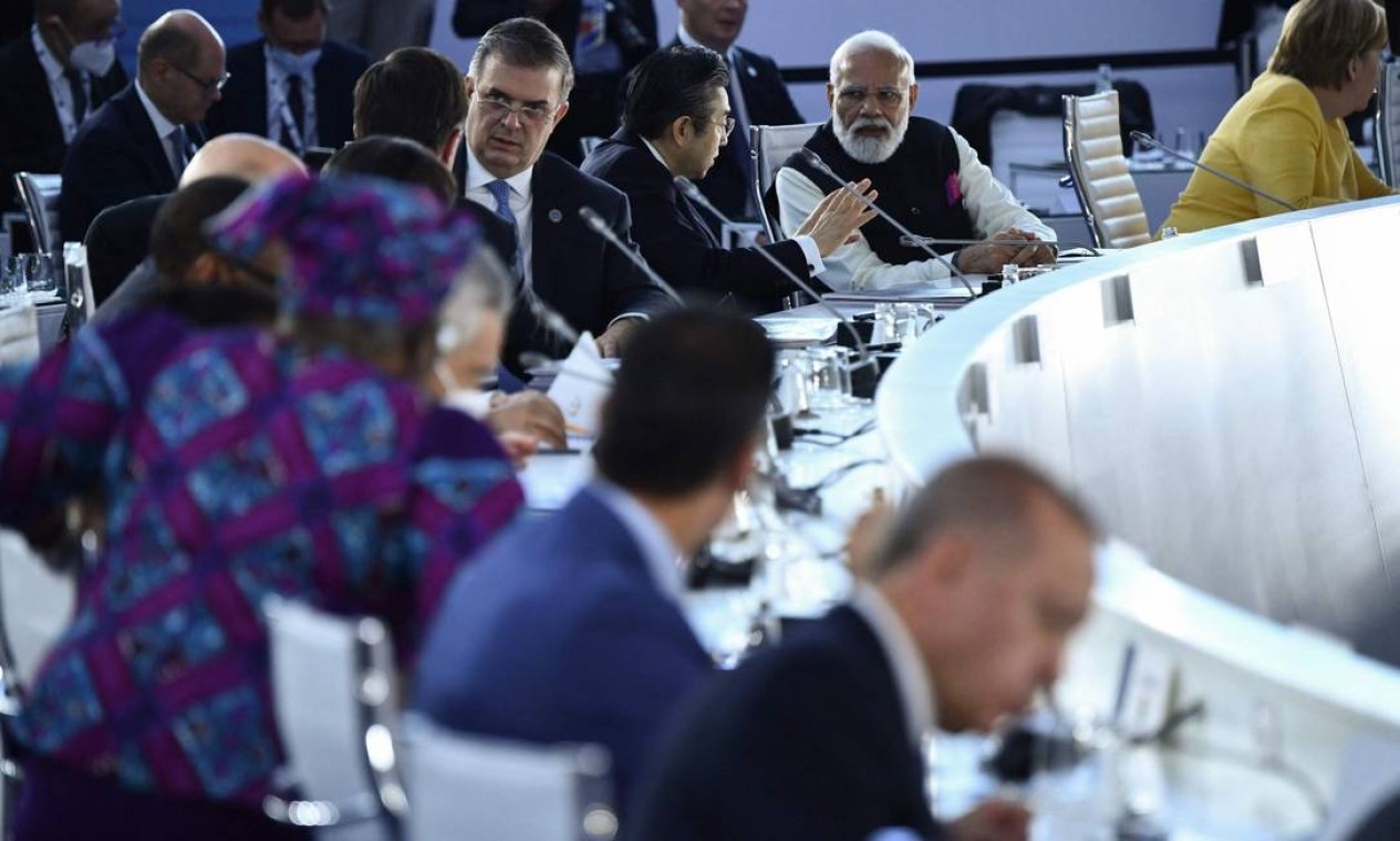 O ministro das Relações Exteriores mexicano, Marcelo Ebrard, o primeiro-ministro indiano, Narendra Modi, e líderes mundiais se preparam para participar da sessão de abertura da Cúpula de Líderes Mundiais do G20 Foto: BRENDAN SMIALOWSKI / AFP