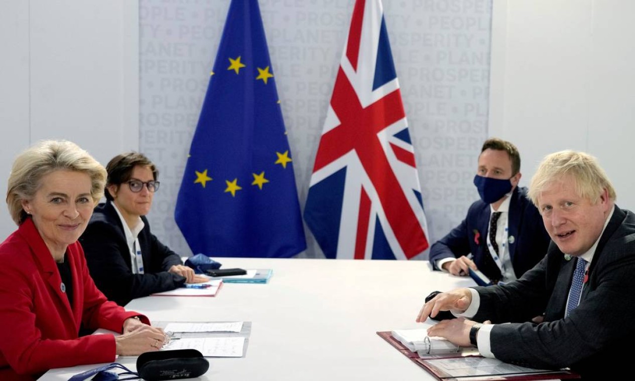 O primeiro-ministro britânico, Boris Johnson, com a presidente da Comissão Europeia, Ursula von der Leyen, antes de uma reunião bilateral paralela à cúpula Foto: POOL / REUTERS