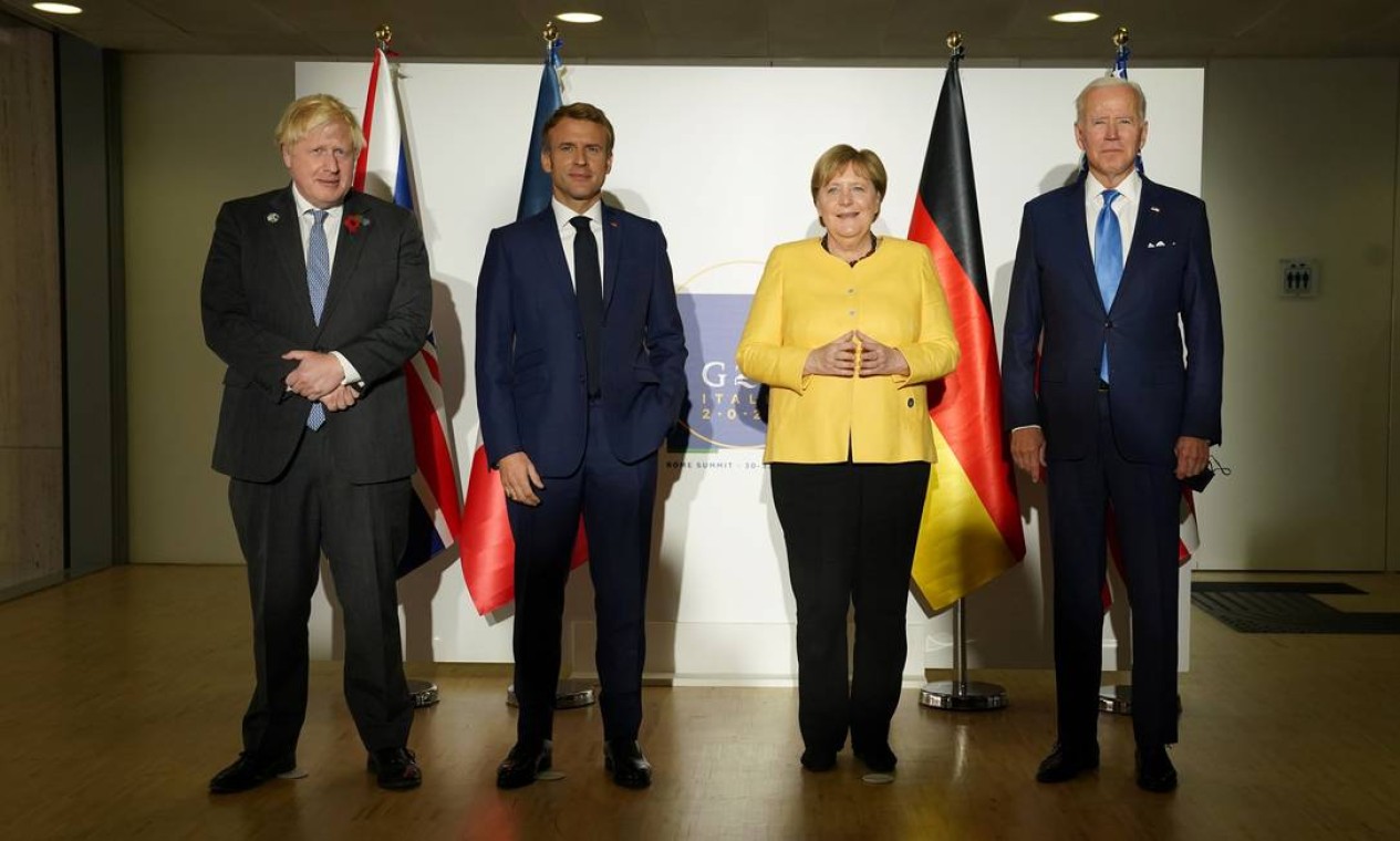 O presidente dos EUA Joe Biden, a chanceler alemã Angela Merkel, o primeiro-ministro britânico, Boris Johnson, e o presidente francês, Emmanuel Macron se encontram durante a cúpula do G-20 Foto: KEVIN LAMARQUE / REUTERS