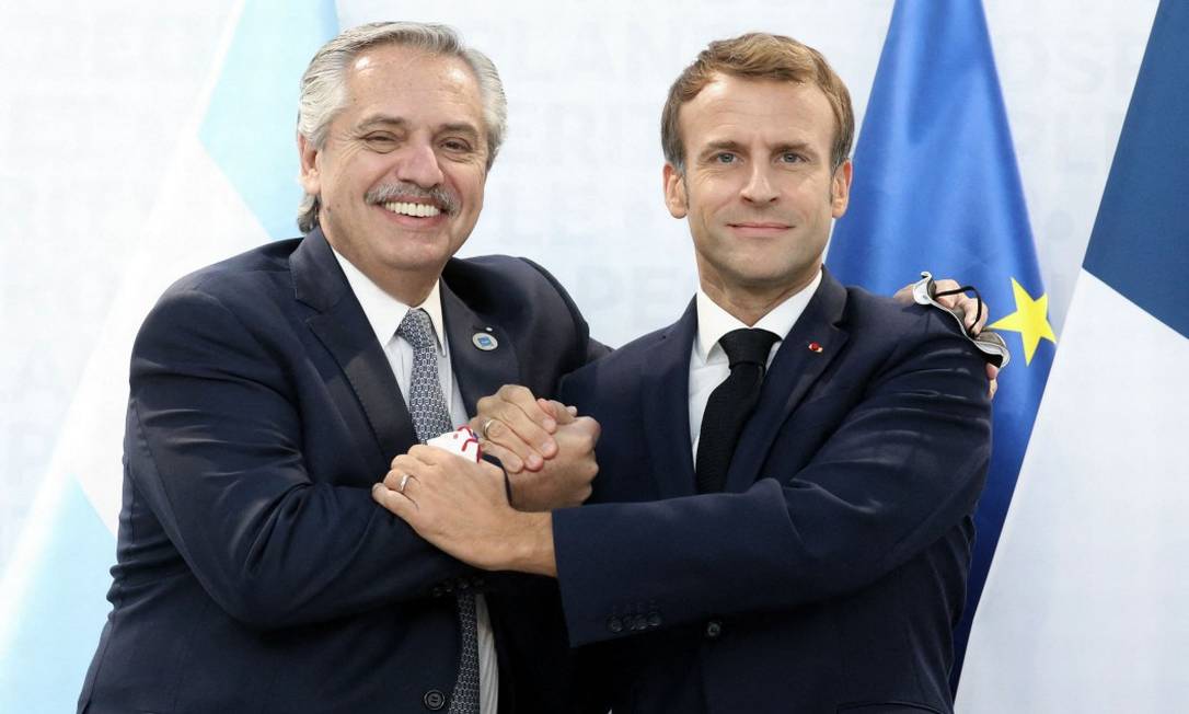 O presidente argentino, Alberto Fernández, cumprimenta o presidente da França, Emmanuel Macron Foto: STEPHANE LEMOUTON / AFP