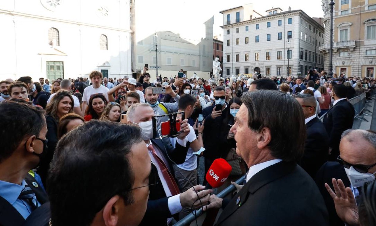 Bolsonaro concede entrevista na chegada à embaixada do Brasil em Roma Foto: Alan Santos / PR