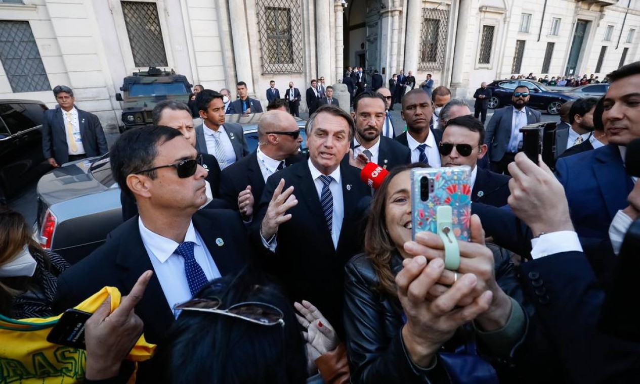 O presidente brasileiro tirou fotos com apoiadores. Ele havia sido criticado pela imprensa italiana por provocar aglomerações e não utilizar máscara durante seu passeio por Roma na sexta-feira Foto: Alan Santos / PR