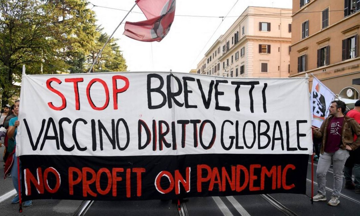 "Pare de patentes, a vacina é um direito global, não há lucro na pandemia" diz cartaz carregado por manifestantes Foto: TIZIANA FABI / AFP