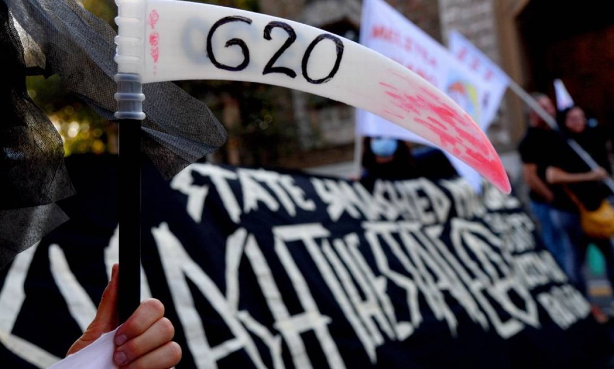 Pessoas participam de um protesto contra o G-20, a cúpula de líderes mundiais Foto: TIZIANA FABI / AFP