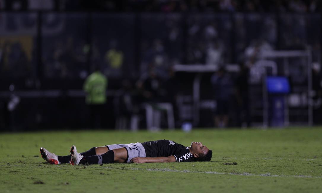 Leo Jabá vai ao chão após o fim do jogo com o CSA, que deixou a situação do Vasco na Série B complicada Foto: Alexandre Cassiano
