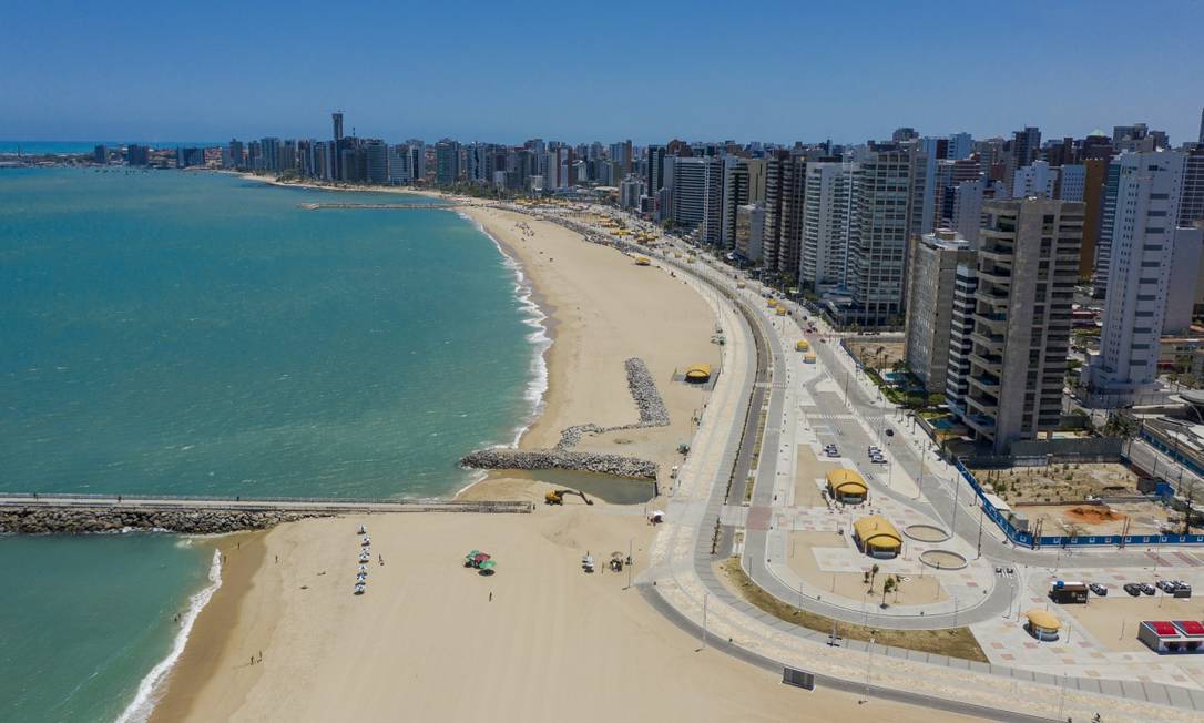 Praia de Iracema, em Fortaleza, teve a faixa de areia ampliada; costa do Ceará sofre com a erosão Foto: Jarbas Oliveira / Agência O Globo
