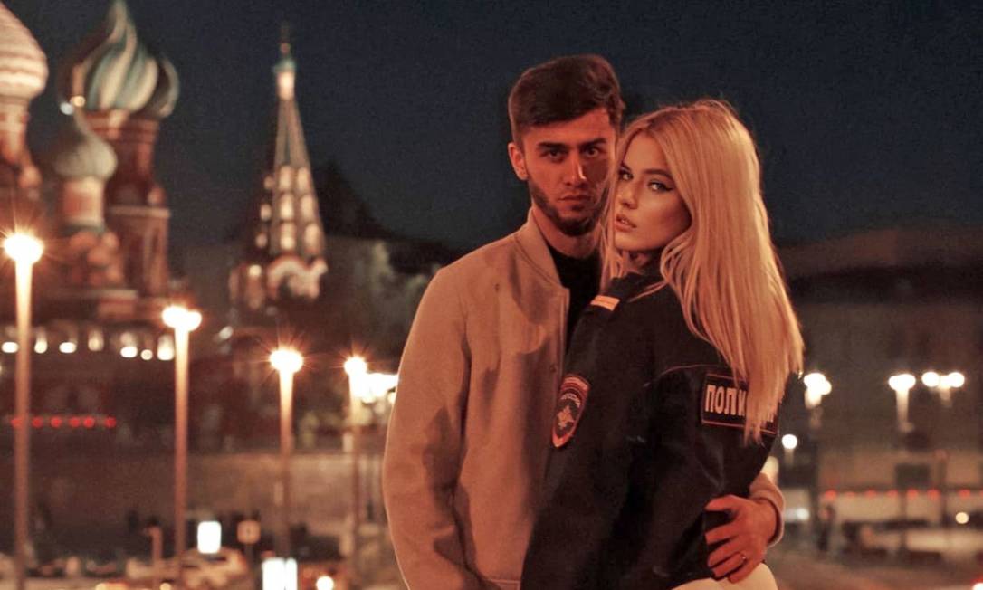 Casal russo preso por fazer foto provocante próximo a uma catedral em Moscou Foto: Reprodução/Redes sociais