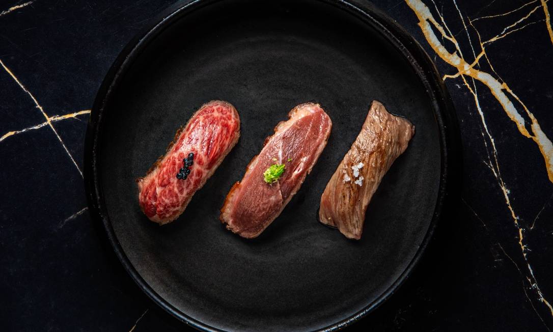 Sushi de Wagyu Nacional, Wagyu A5 e Magret de pato, servido no Naga, no Rio de Janeiro e em São Paulo Foto: Tomás Rangel / Divulgação