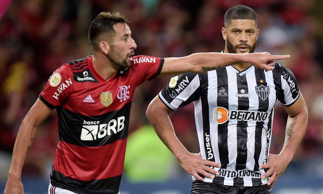 Mauricio Isla e Hulk: jogo com cara de decisão colocou o Flamengo de novo na disputa do título Foto: ALEXANDRE LOUREIRO / REUTERS