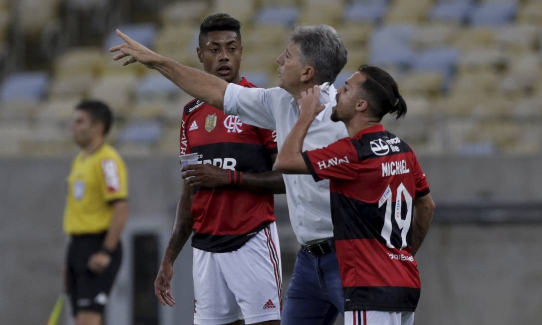 Renato Gaúcho orienta Michael e Bruno Henrique em jogo que Fla só teve 37% de posse Foto: Marcelo Theobald