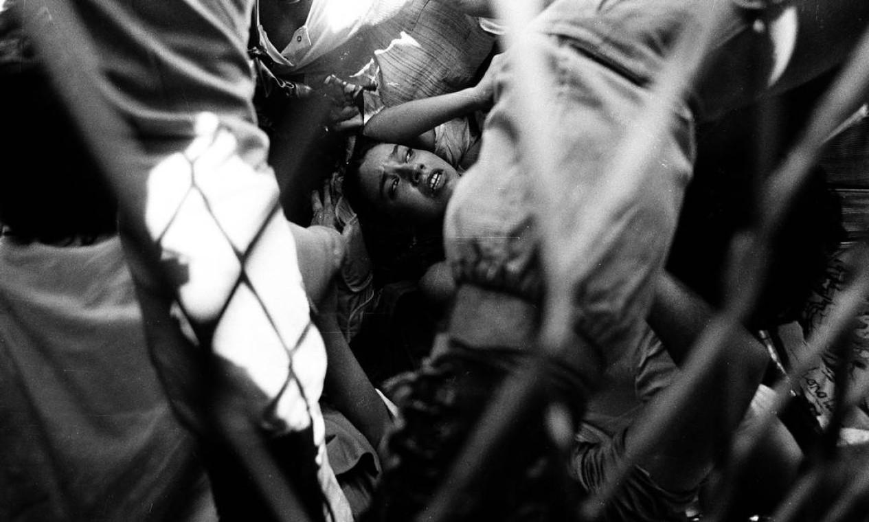 Tragédia na Praça da Liberdade, em Belo Horizonte, em 1985, onde cinco pessoas morreram em meio à multidão que tentava entrar no velório de Tancredo Neves, na sede do governo mineiro Foto: Custódio Coimbra / Agência O Globo