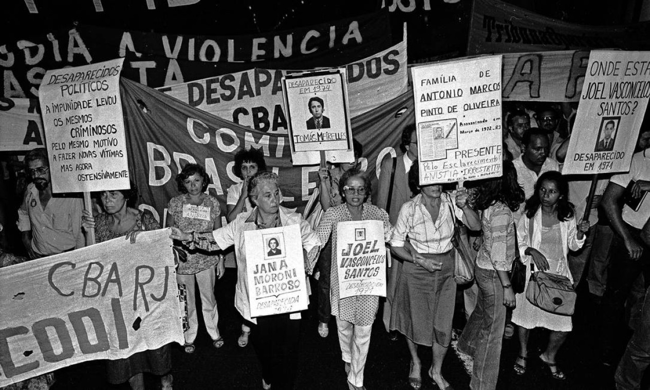 Manifestação pela Anistia no Centro do Rio, em 1979, com o grupo de mães e mulheres de desaparecidos políticos encabeçando o protesto Foto: Custódio Coimbra / Agência O Globo