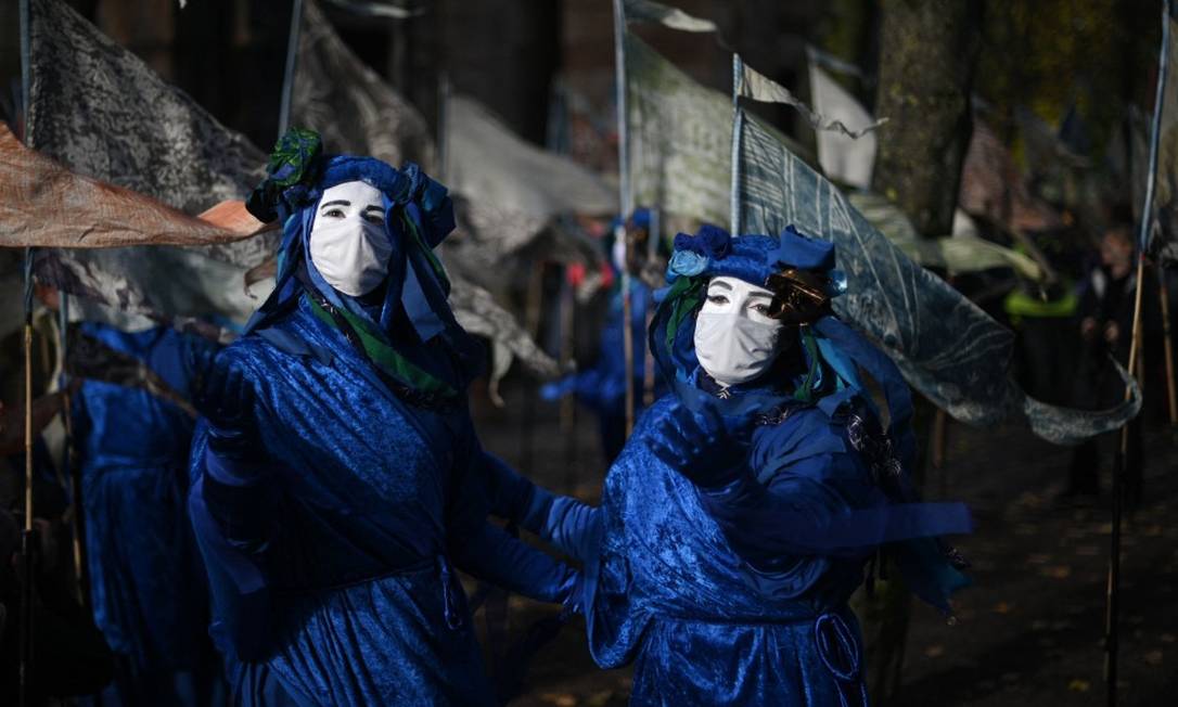 Artistas climáticos chegam para uma "Procissão de Peregrinos", uma cerimônia de abertura para uma série de ações em Glasgow Foto: DANIEL LEAL-OLIVAS / AFP