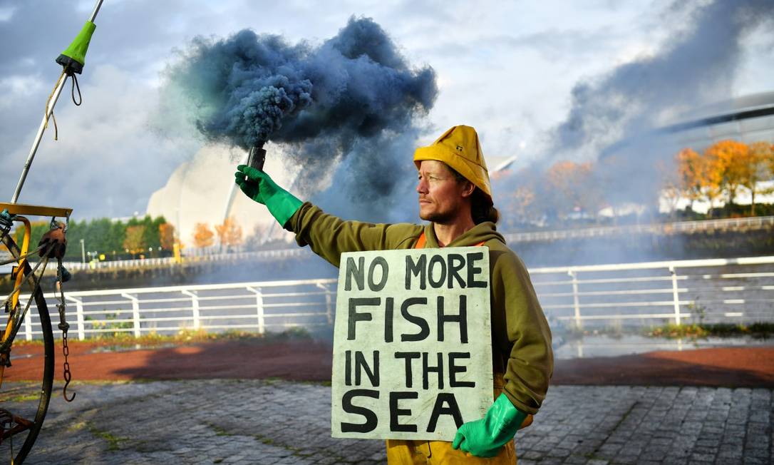 Ativista da Rebelião Oceânica, Rob Higgs, protesta contra o arrasto de fundo durante uma manifestação antes da cúpula da COP26, em Glasgow, Escócia Foto: DYLAN MARTINEZ / REUTERS