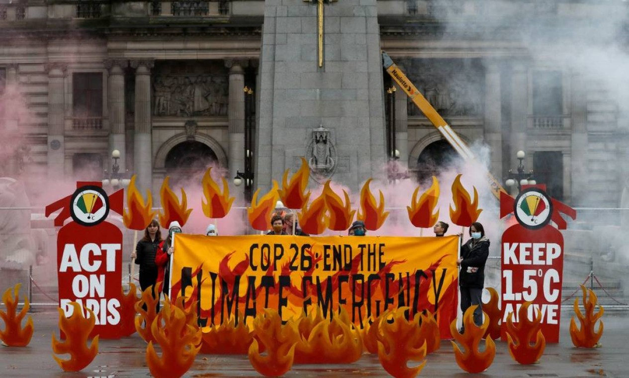 Ativistas protestam em Glasgow antes da COP-26, que começa hoje: Meta de 1,5° C segue distante Foto: RUSSELL CHEYNE / REUTERS