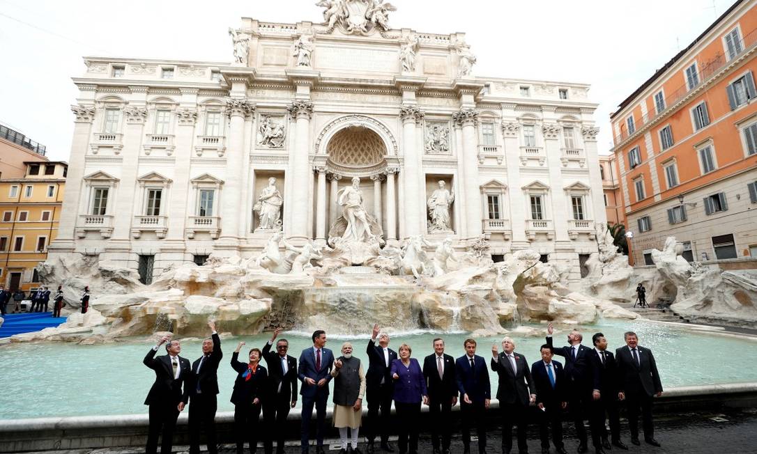 Líderes do G20 jogam uma moeda na icônica Fontana de Trevi, em Roma Foto: GUGLIELMO MANGIAPANE / REUTERS