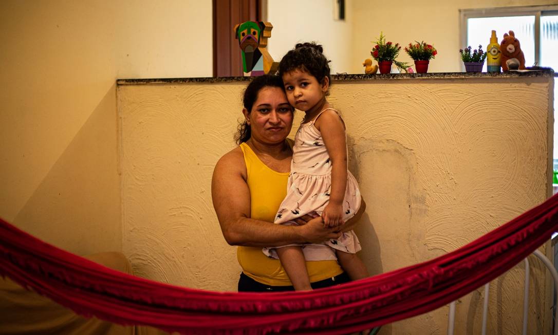 Os invisíveis do Auxílio Brasil: Maria Nascimento com sua filha,Francisca Vitória. Foto: Hermes de Paula / Agência O Globo