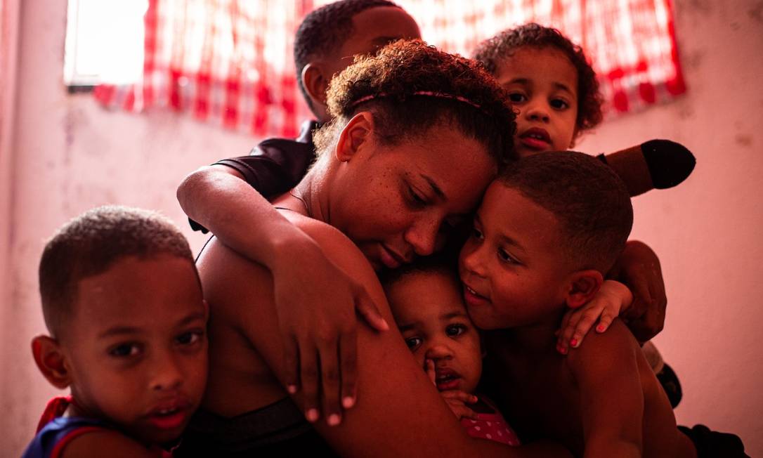 Thamires Dias, de 26 anos, moradora de Santa Cruz, no Rio, cria sozinha seis filhos, mas só recebe o Bolsa Família referente a quatro deles. Foto: Hermes de Paula / Agência O Globo