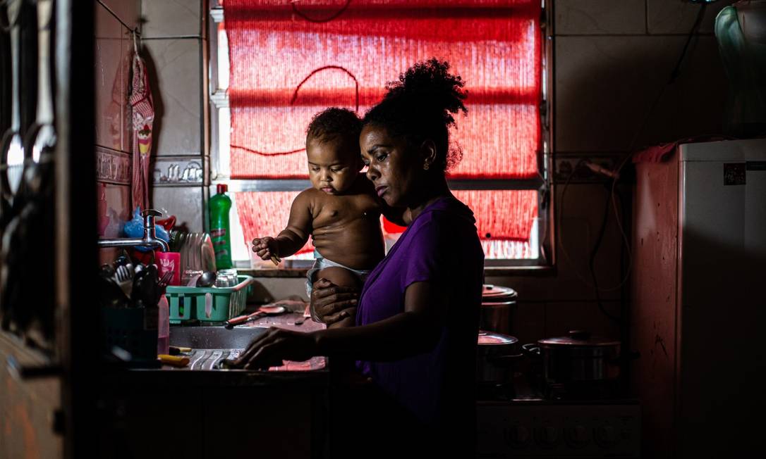Gizelia recebeu o Auxílio Emergencial de R$ 1.200, pago a mães solo, e que agora está recebendo o auxílio de R$ 375. Foto: Hermes de Paula / Agência O Globo