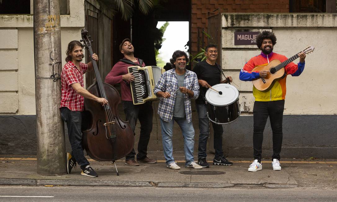 Pedro Miranda (ao centro) e os músicos Durval Pereira (zabumba), Rafael dos Anjos (violão), Pedro Aune (baixo) e Rodrigo Ferrero (sanfona) Foto: Divulgação