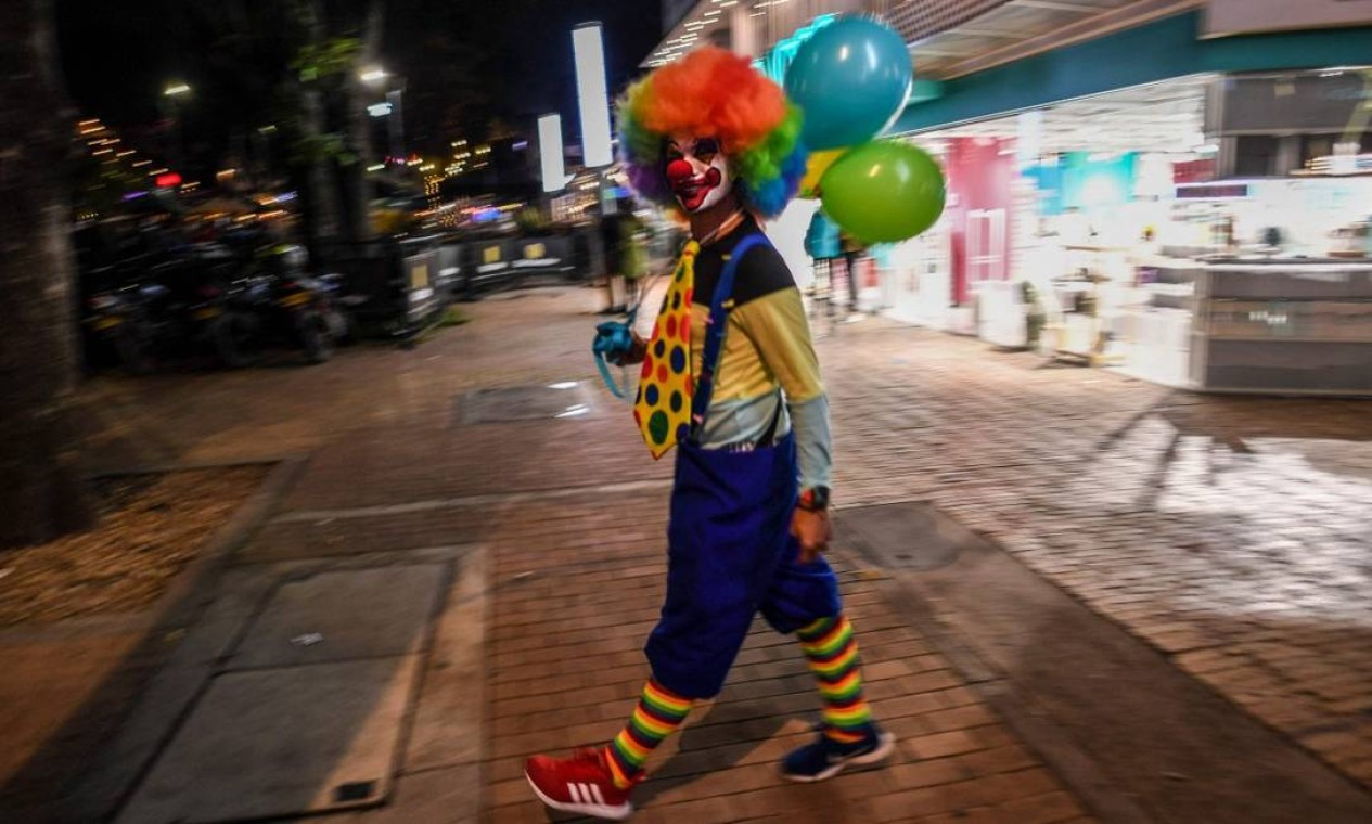 Pessoa vestida de palhaço caminha pelas ruas de Bogotá durante o Halloween Foto: JUAN BARRETO / AFP