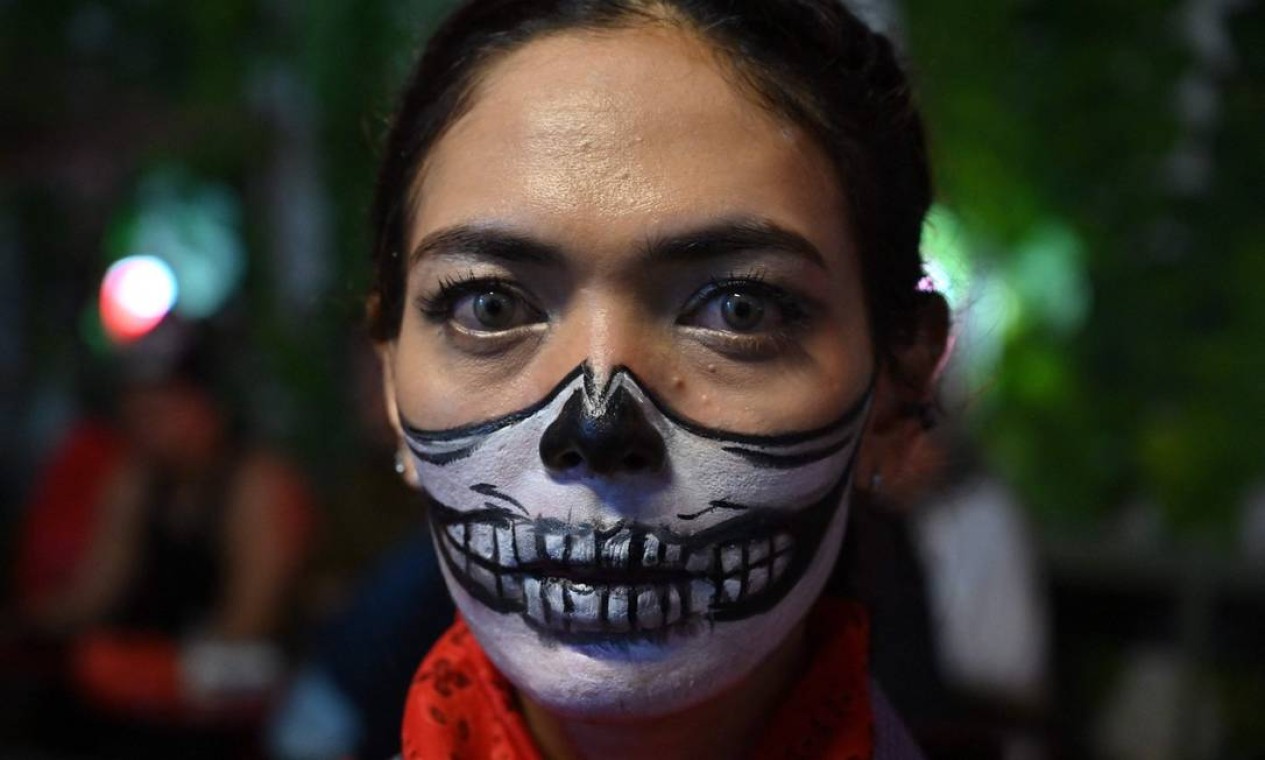 Uma mulher tem o rosto pintado durante uma festa de Halloween em Tangerang, Indonésia Foto: ADEK BERRY / AFP