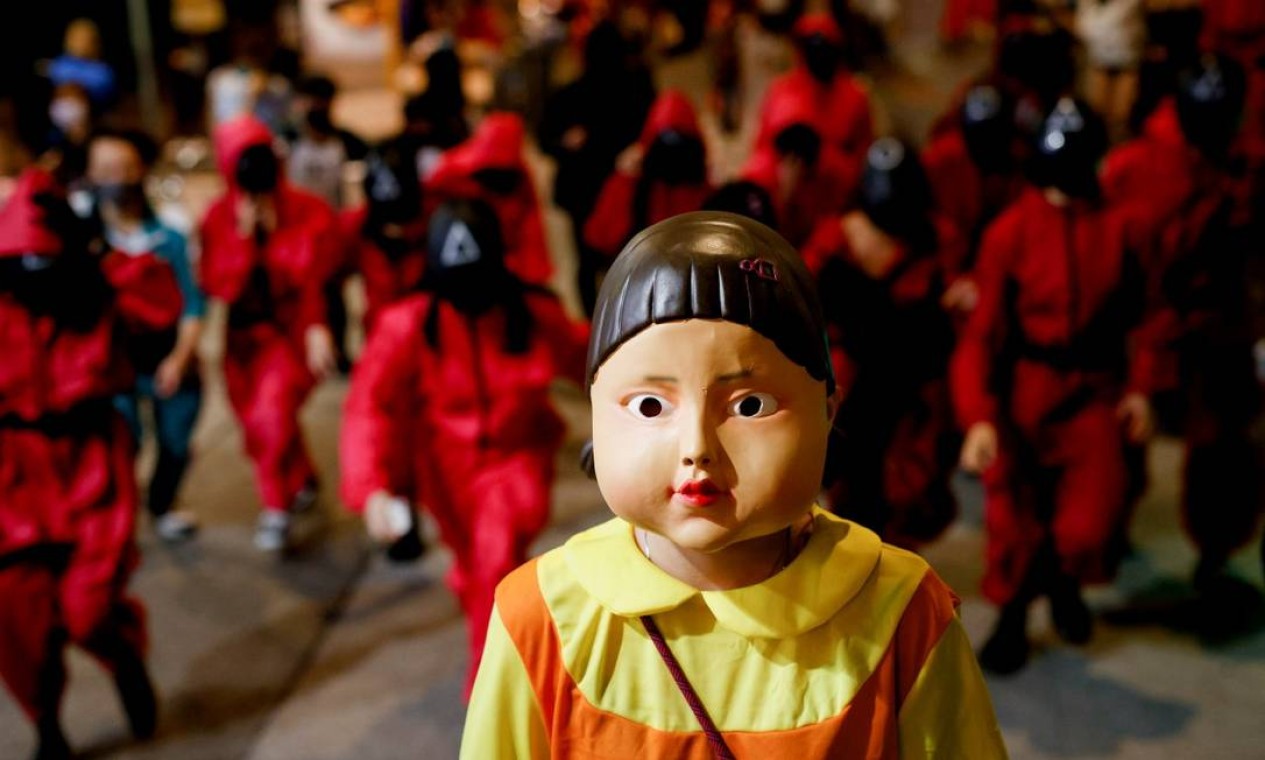 Foliões usam fantasias da série 'Rond 6', da Netflix, em Hong Kong Foto: TYRONE SIU / REUTERS