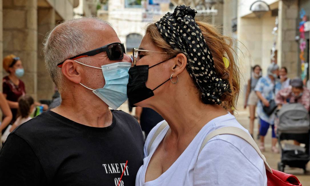 Casal de máscara se beija em Israel Foto: HAZEM BADER / AFP