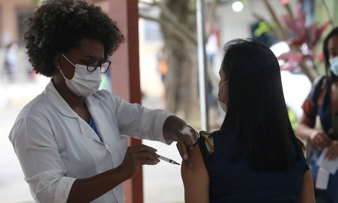 Vacinação contra a Covid-19 no Rio será retomada nesta quarta-feira Foto: Douglas Macedo / Douglas Macedo
