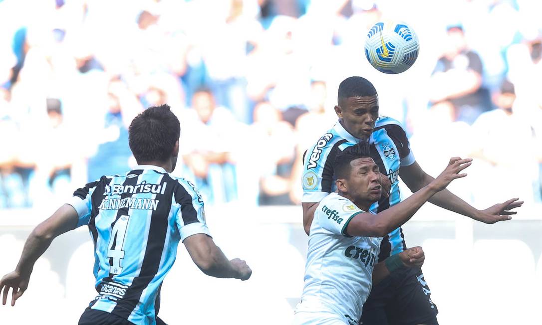 Observado por Kannemann, Rony disputa a bola com Elias Manoel Foto: Cesar Greco/Palmeiras