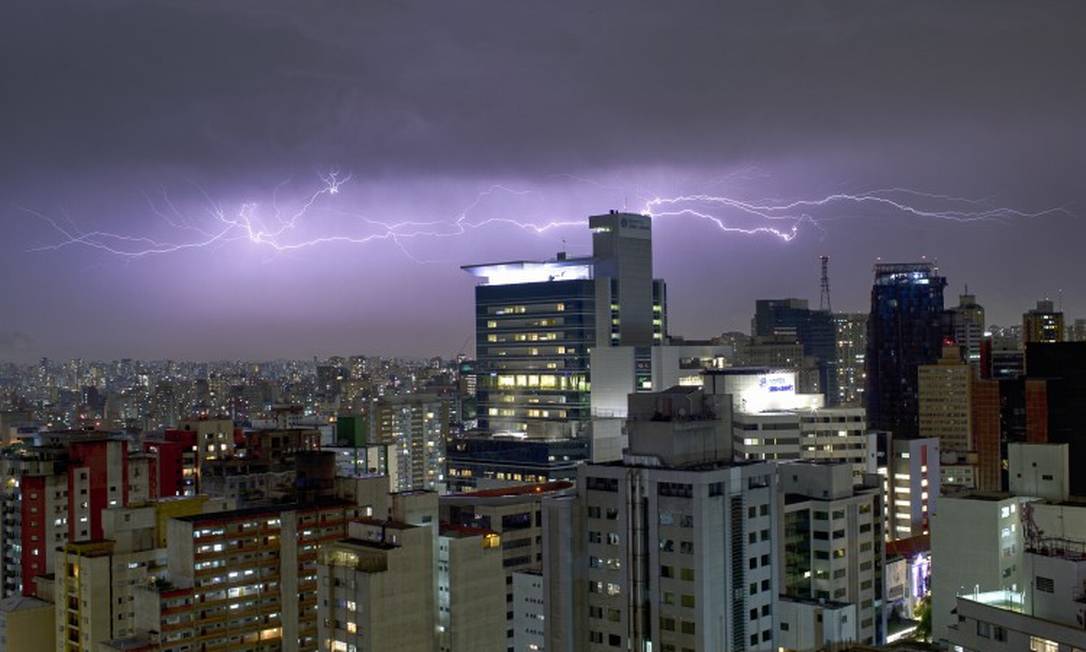 Raios no céu de São Paulo Foto: Edilson Dantas em 30-5-2021 / Agência O Globo