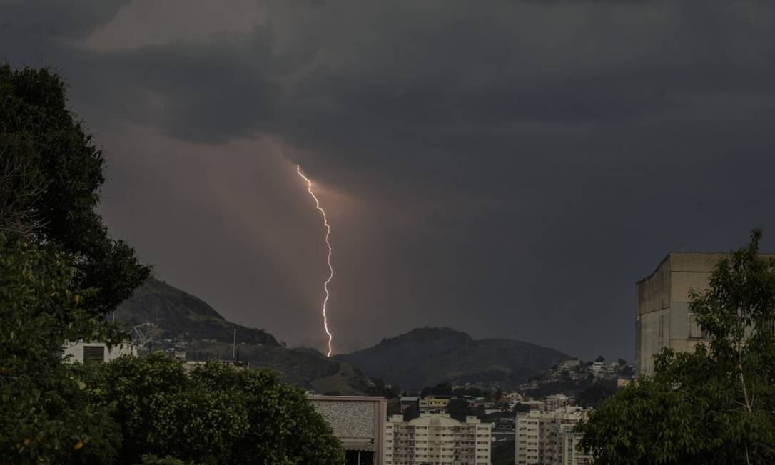 Raio flagrado na Zona Norte do Rio de Janeiro Foto: Alexandre Cassiano em 3-10-2021 / Agência O Globo