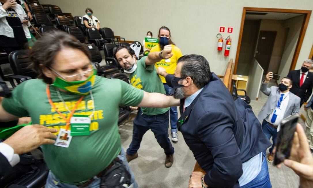 Confusão entre manifestantes e vereadores em sessão da Câmara Municipal de PA que tratou do passaporte sanitário na capital gaúcha Foto: Elson Sempé Pedroso / CMPA