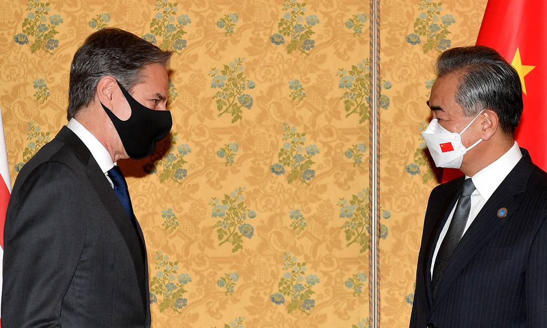 Secretário de Estado dos EUA, Antony Blinken, e chanceler chinês, Wang Yi, durante encontro em Roma Foto: TIZIANA FABI / AFP