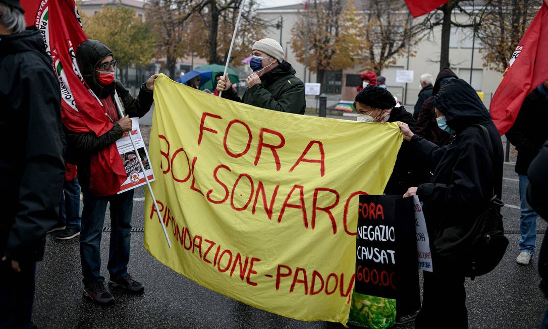 Manifestantes fazem protesto contra Bolsonaro em Anguillara Veneta, no norte da Itália Foto: PIERO CRUCIATTI / AFP
