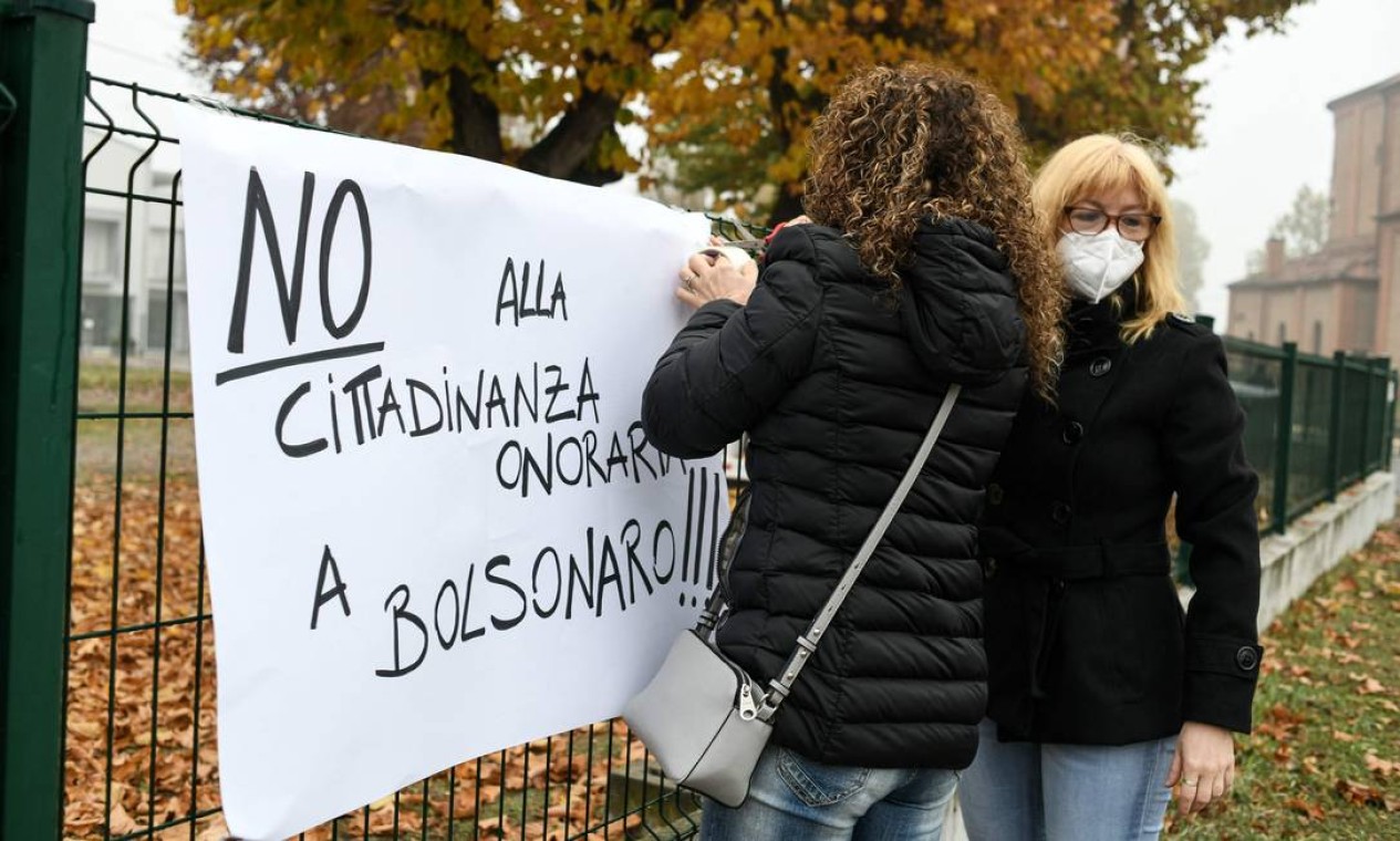 Mulheres italianas colocaram uma faixa dizendo "Não à cidadania honorária de Bolsonaro" durante uma reunião de protesto contra o presidente brasileiro Foto: PIERO CRUCIATTI / AFP