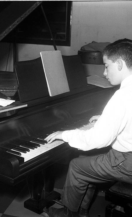 Nelson Freire toca piano aos 12 anos de idade Foto: Arquivo / Agência O Globo