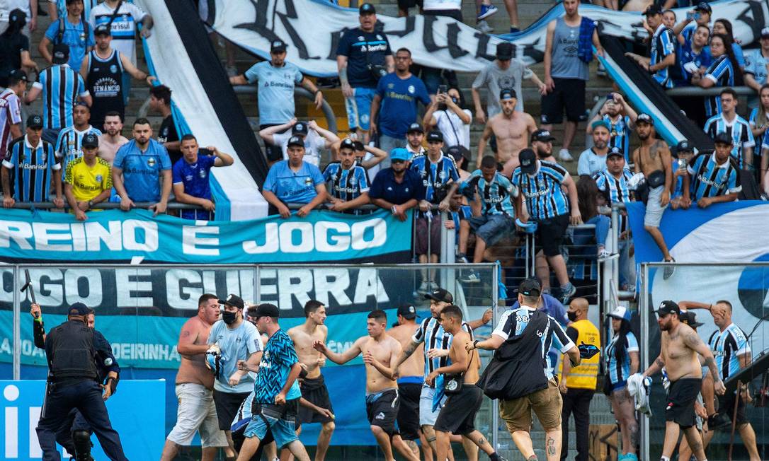 TOPSHOT - Fans of Gremio invade the pitch at the end of the Brasileirao football match against Palmeiras at the Arena do Gremio stadium in Porto Alegre, Brazil, on October 31, 2021. - Palmeiras won 3-1. (Photo by Raul PEREIRA / AFP) Foto: RAUL PEREIRA / AFP