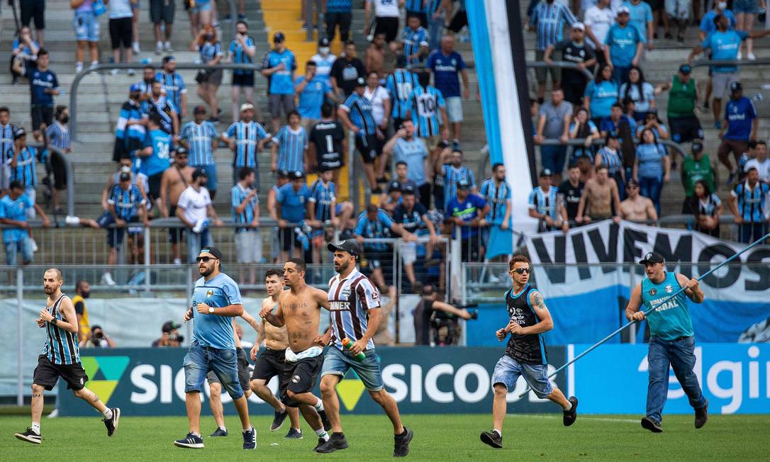 Invasão de campo na partida entre Gremio e Palmeiras Foto: RAUL PEREIRA / AFP