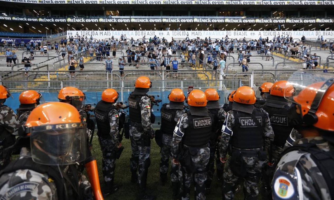 Policía entra em açao para conter torecida do Grêmio Foto: DIEGO VARA / REUTERS
