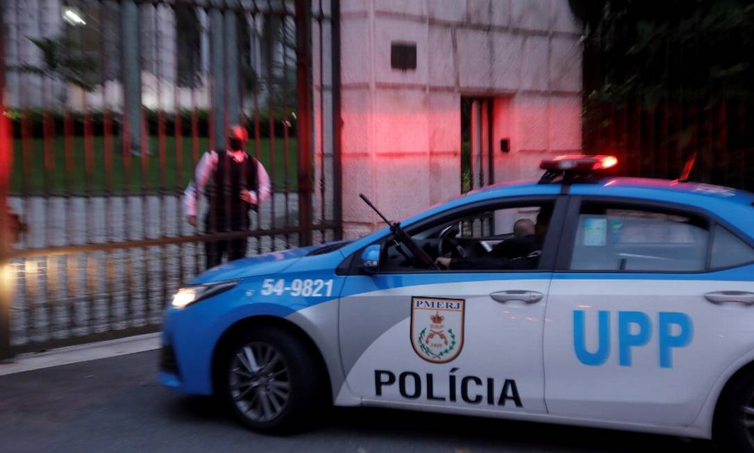 Carro da Polícia Militar em frente ao Consulado de Portugal, em Botafogo, em 30/10/2021. Local foi assaltado no fim de semana Foto: Gabriel de Paiva/ Agência O Globo
