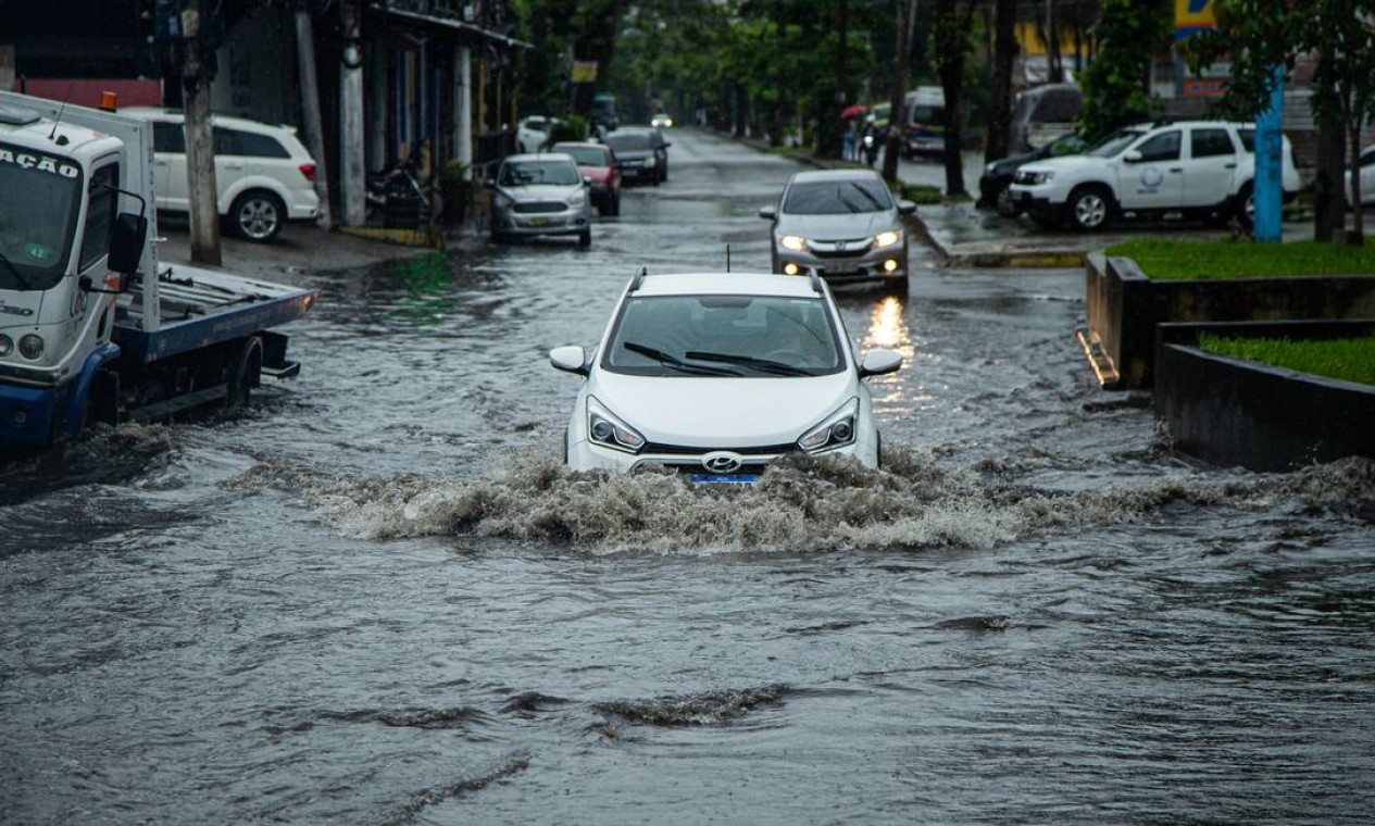 Chuva causa alagamento no baiiro da Muzema, na Zona Oeste do Rio Foto: Hermes de Paula / Agência O Globo