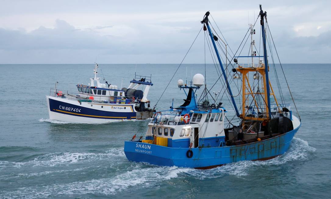 Navio pesqueiro nos arredores do porto de Port-en-Bessin-Huppain, na França Foto: STEPHANE MAHE / REUTERS