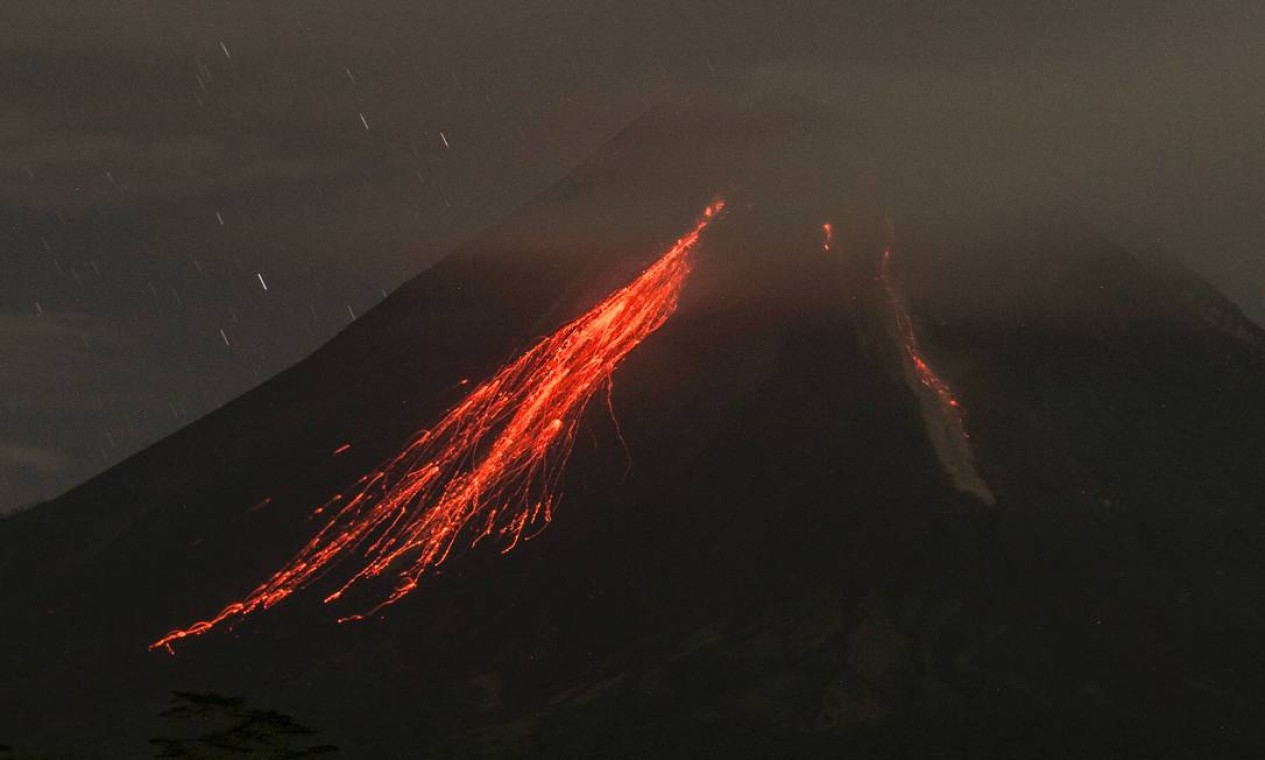 Lava flui do pico do Monte Merapi, o vulcão mais ativo da Indonésia, visto de Sleman, em Yogyakarta Foto: AGUNG SUPRIYANTO / AFP