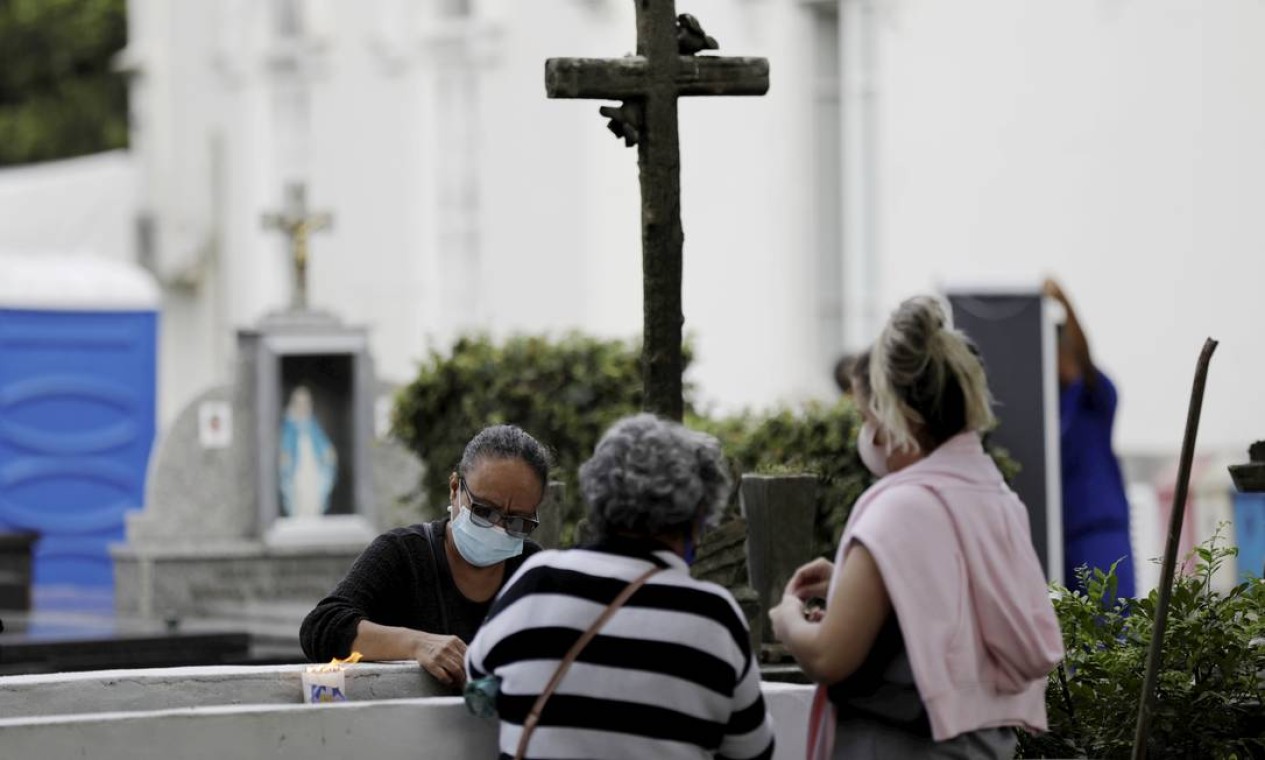 Visiatantes homenageiam parentes eamigos mortos no Cemitério da Penitência, no Caju, Zona Portuária do Rio Foto: Gabriel de Paiva / Agência O Globo