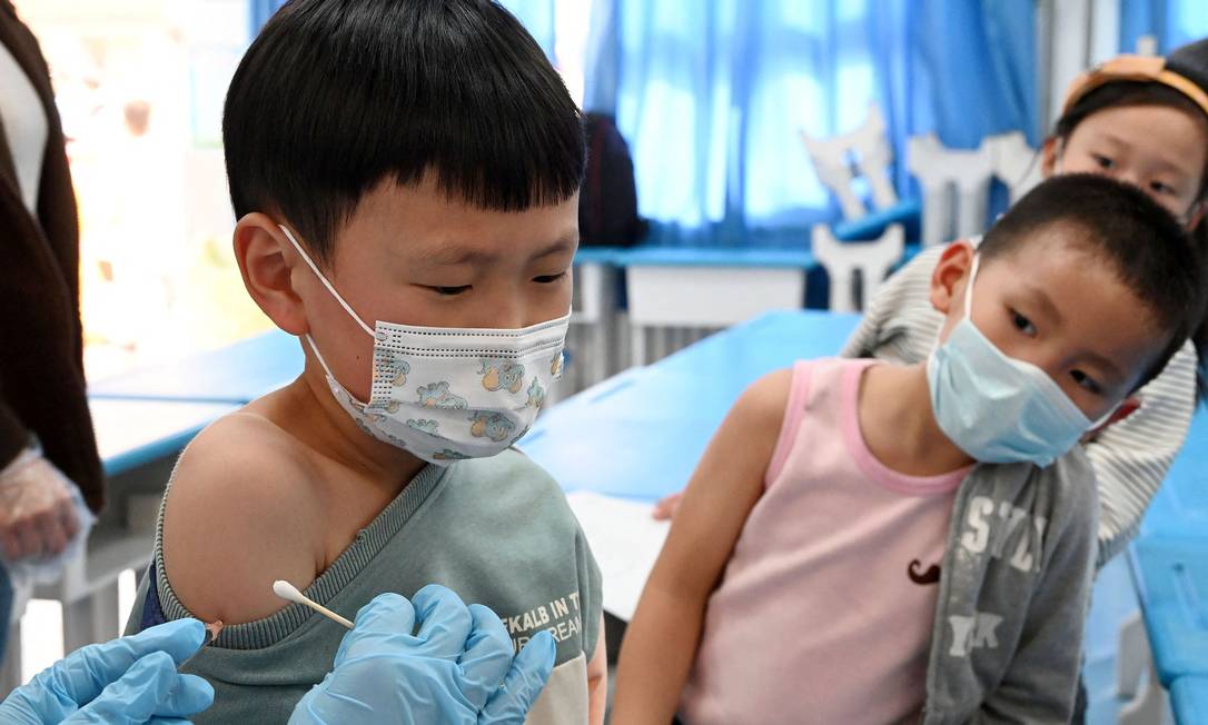 Menino recebe vacina contra a Covid-19 na China Foto: - / AFP
