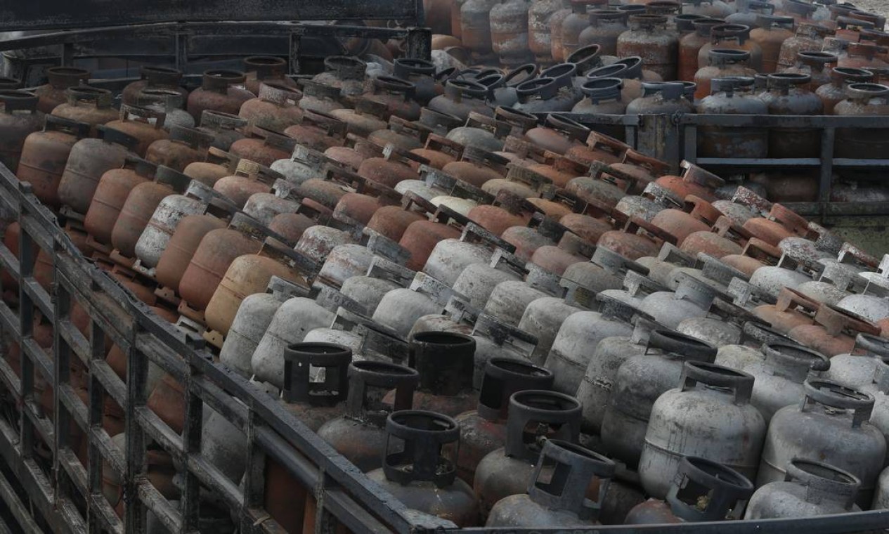 Botijões de gás que estavam no depósito no momento do incêndio Foto: Fabiano Rocha / Agência O Globo