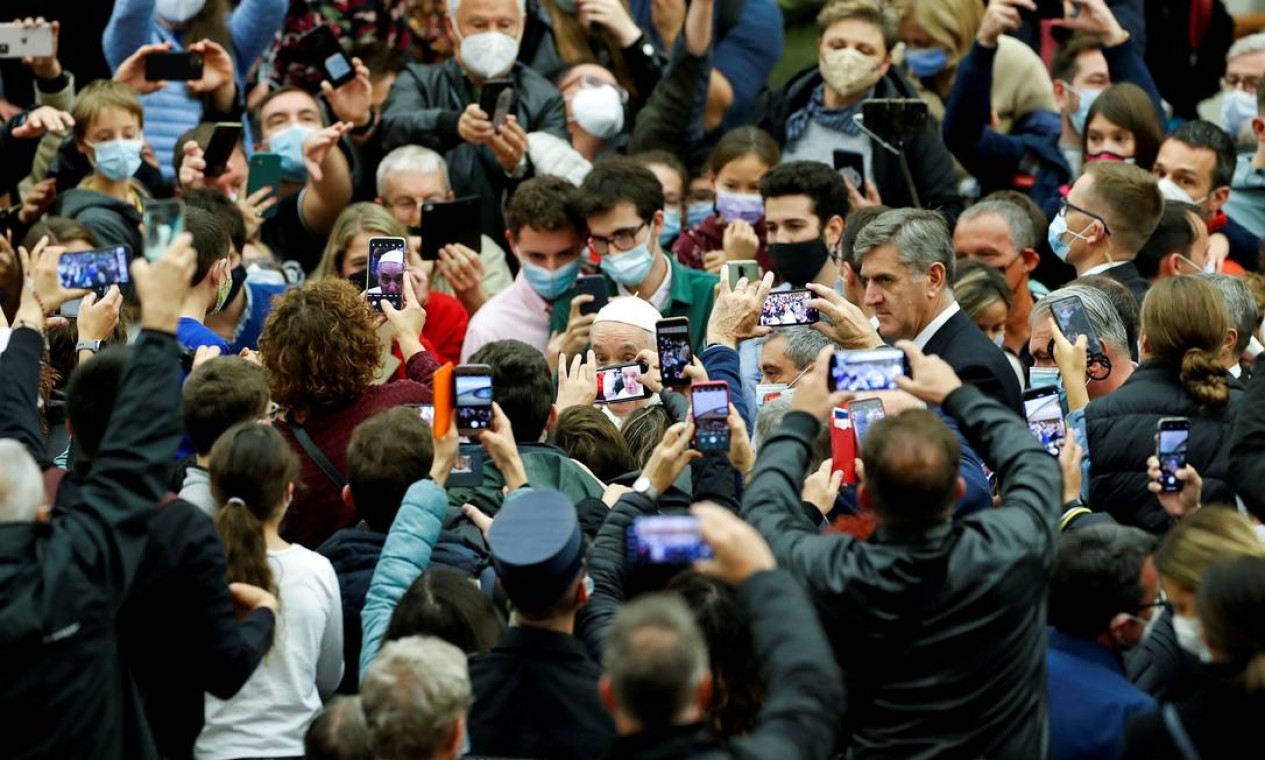 Os fiéis tiram fotos do Papa Francisco durante a audiência geral semanal no Vaticano Foto: REMO CASILLI / REUTERS